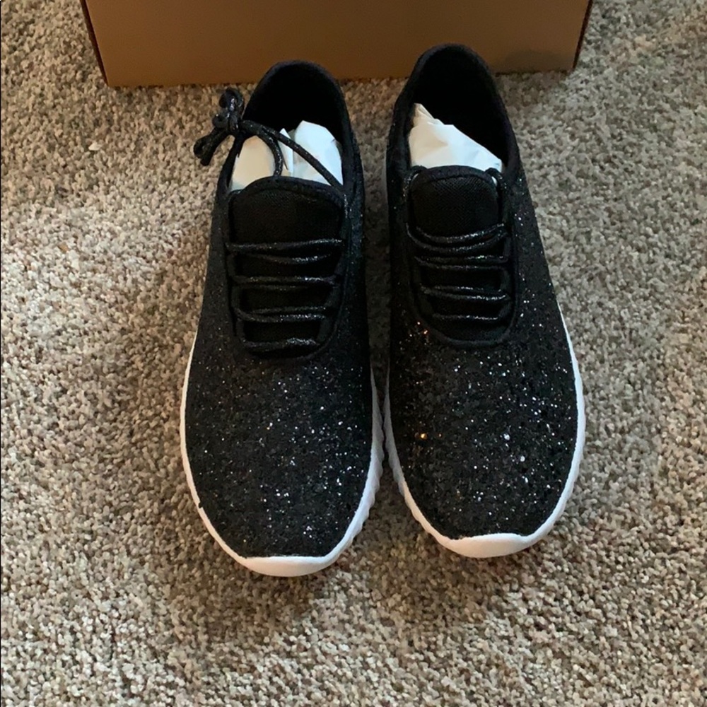 Women’s Black glitter tennis shoe